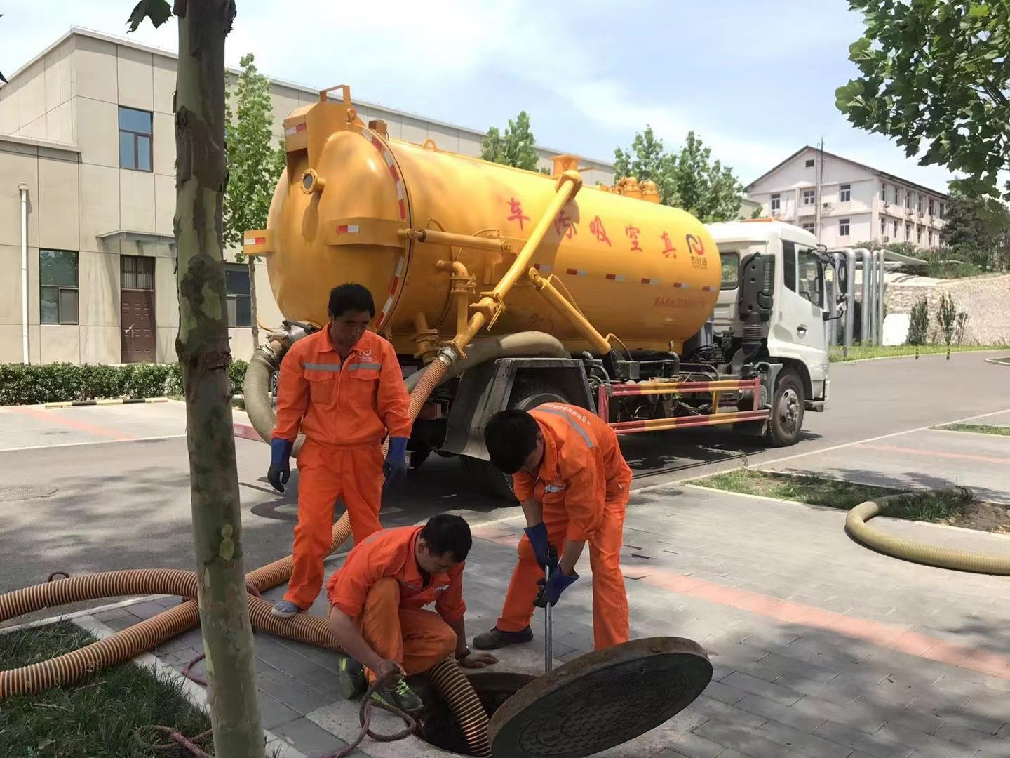 甘谷管道疏通车停在窨井附近