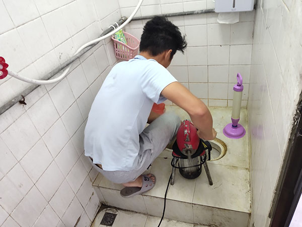 甘谷肥皂掉到马桶里把马桶堵住了怎么办？马桶堵住了怎么办